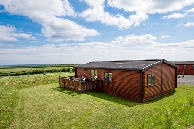 A house in a grassy field

AI-generated content may be incorrect.
